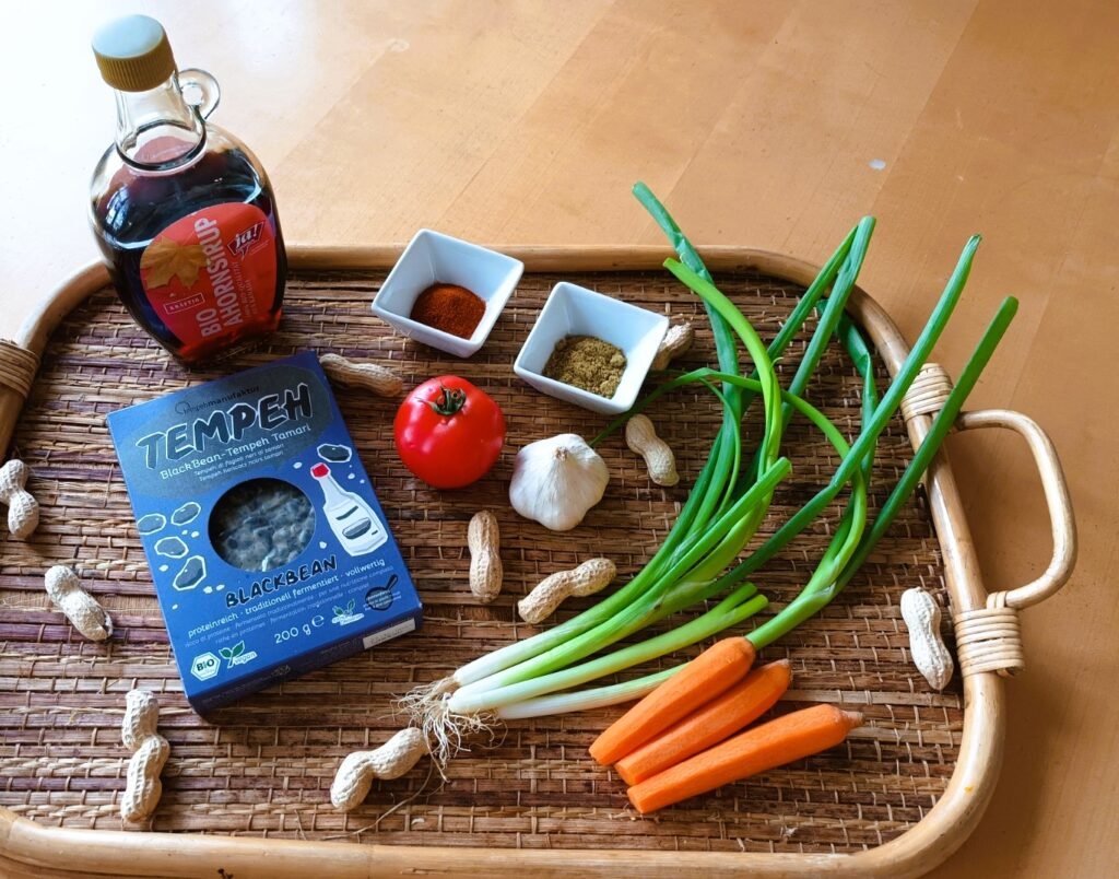 Knuspriger Tempeh mit cremiger Erdnusssauce