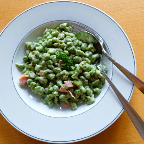 Spinatspätzle mit Schinken und Parmesansauce