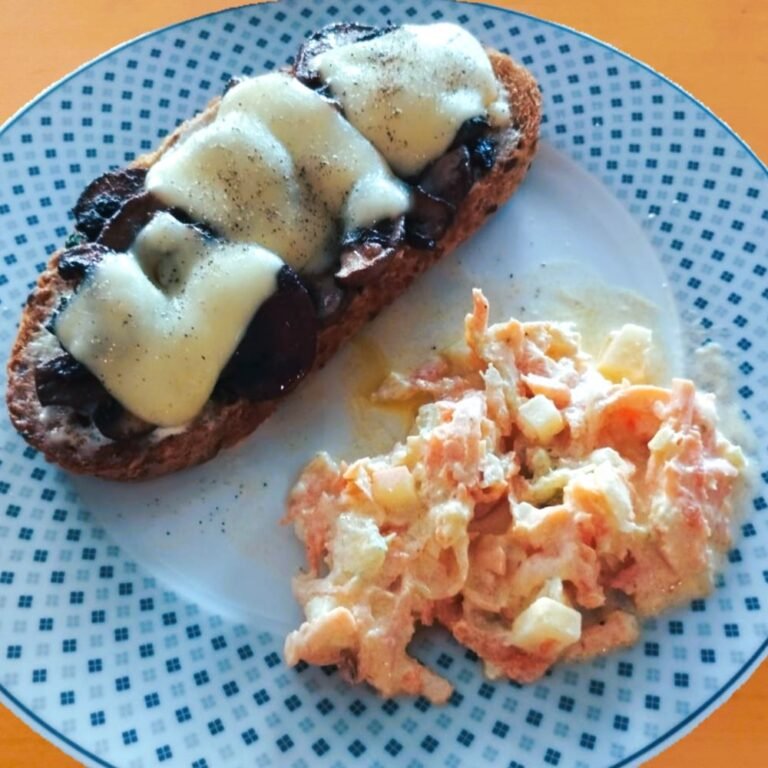 Knuspriges Brot mit Champignons und Käse überbacken