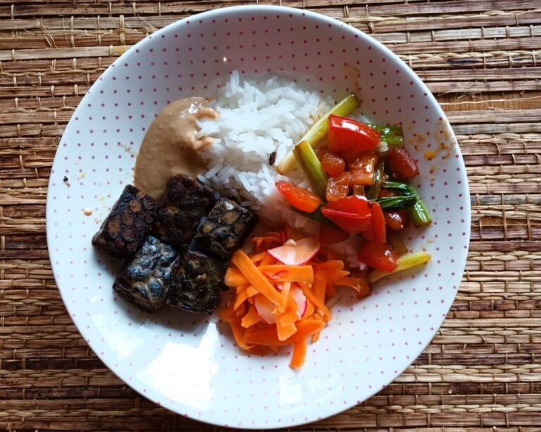 Knuspriger Tempeh mit cremiger Erdnusssauce