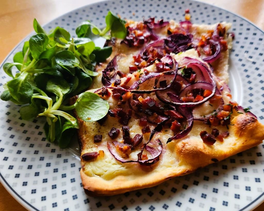 Knuspriger Flammkuchen Serviervorschlag