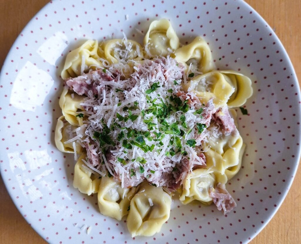 Tortellini mit Schinkenrahmsoße