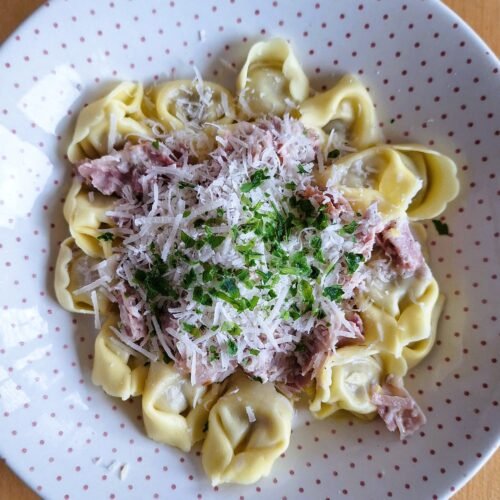 Tortellini mit Schinkenrahmsoße