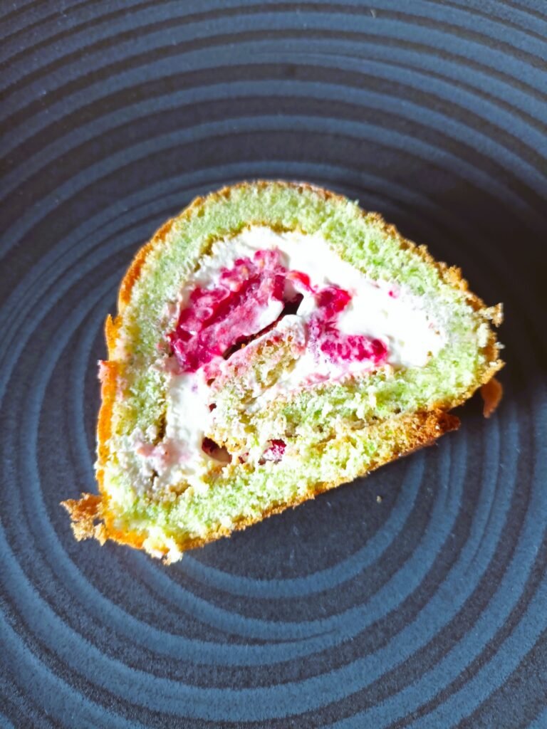 Grüne Biskuitroulade mit Himbeeren