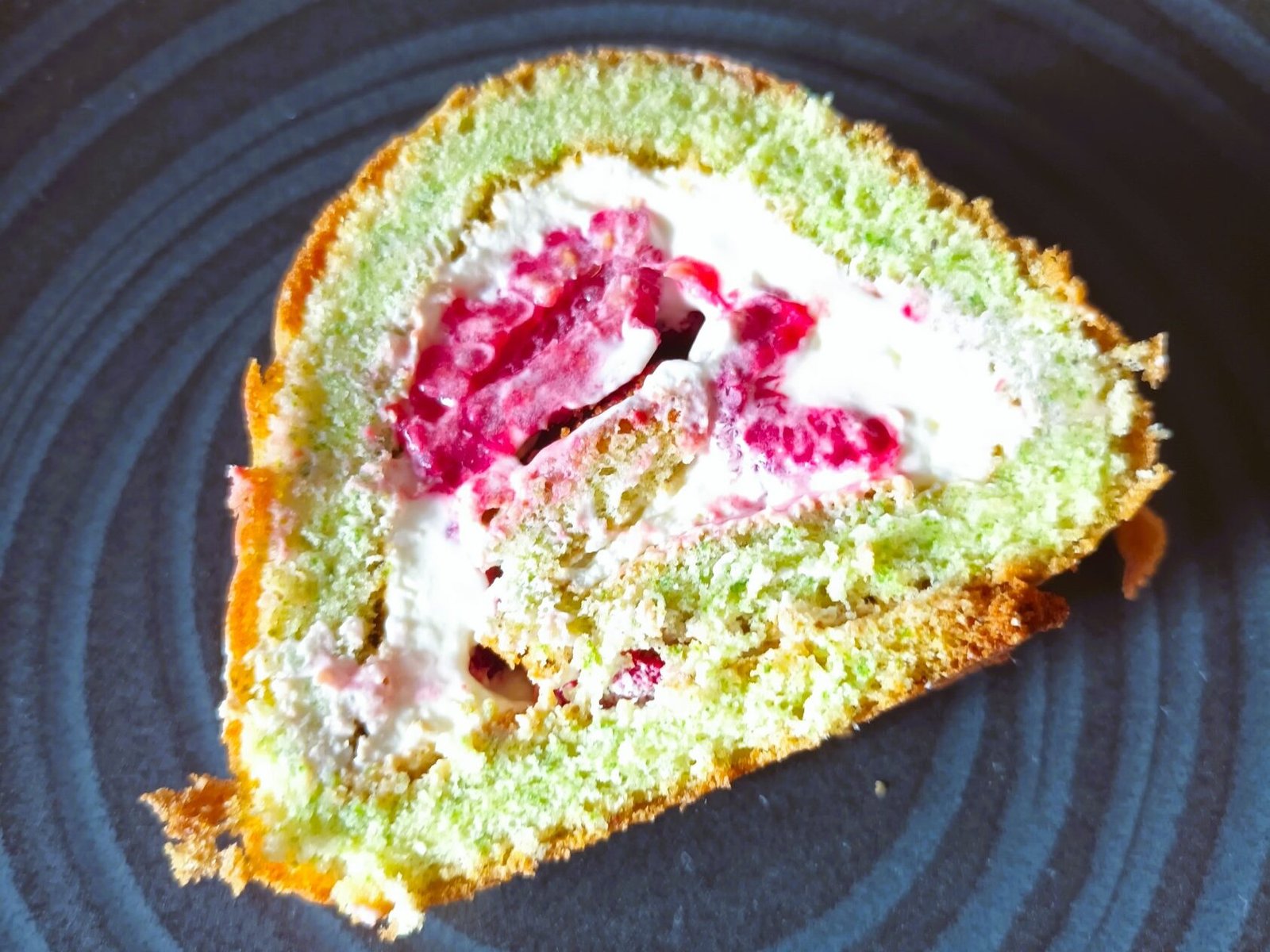 Grüne Biskuitroulade mit Himbeeren