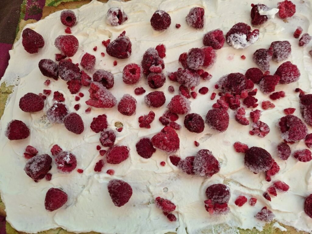 Grüne Biskuitroulade mit Himbeeren