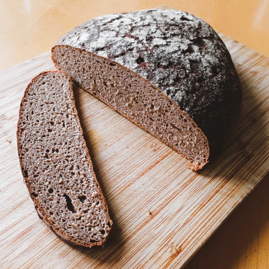 Roggen Vollkornbrot mit Sauerteig