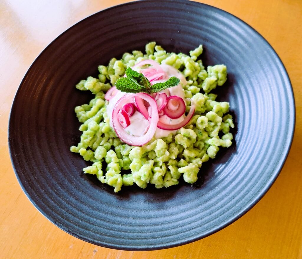 Erbsen-Spätzle mit Joghurt-Minz-Sauce und eingelegten roten Zwiebeln