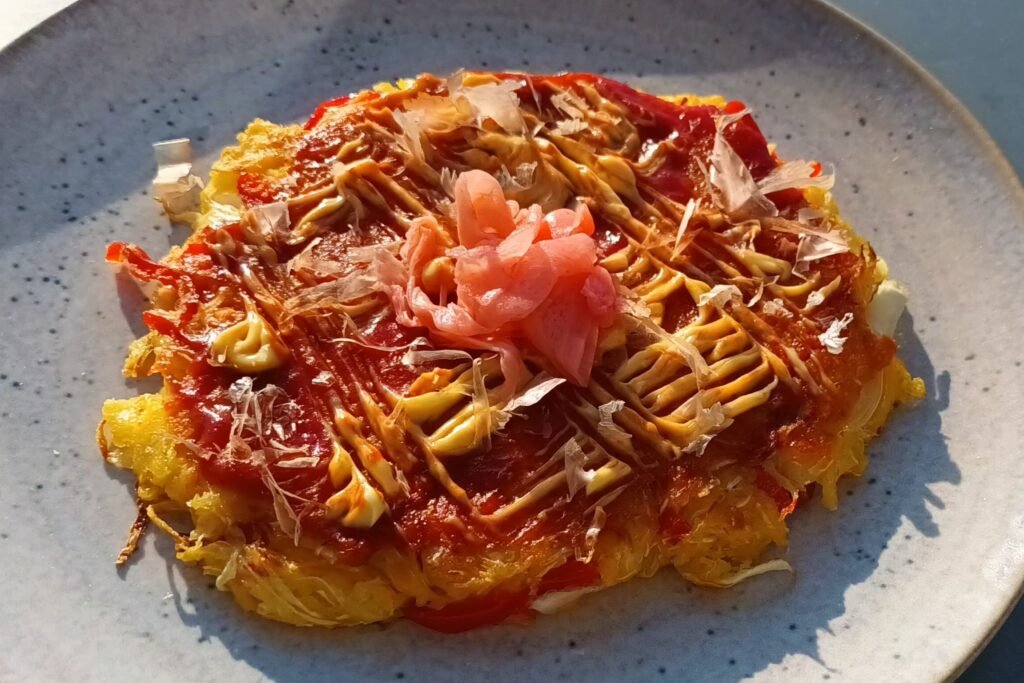 Okonomiyaki – Japanischer Pfannkuchen mit Weißkohl
