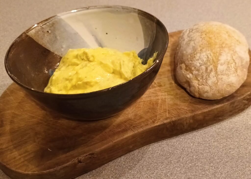 Curry-Dattel-Dip – Süß, würzig und cremig