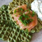 Spinatwaffeln mit Räucherlachs und Frischkäse-Dip