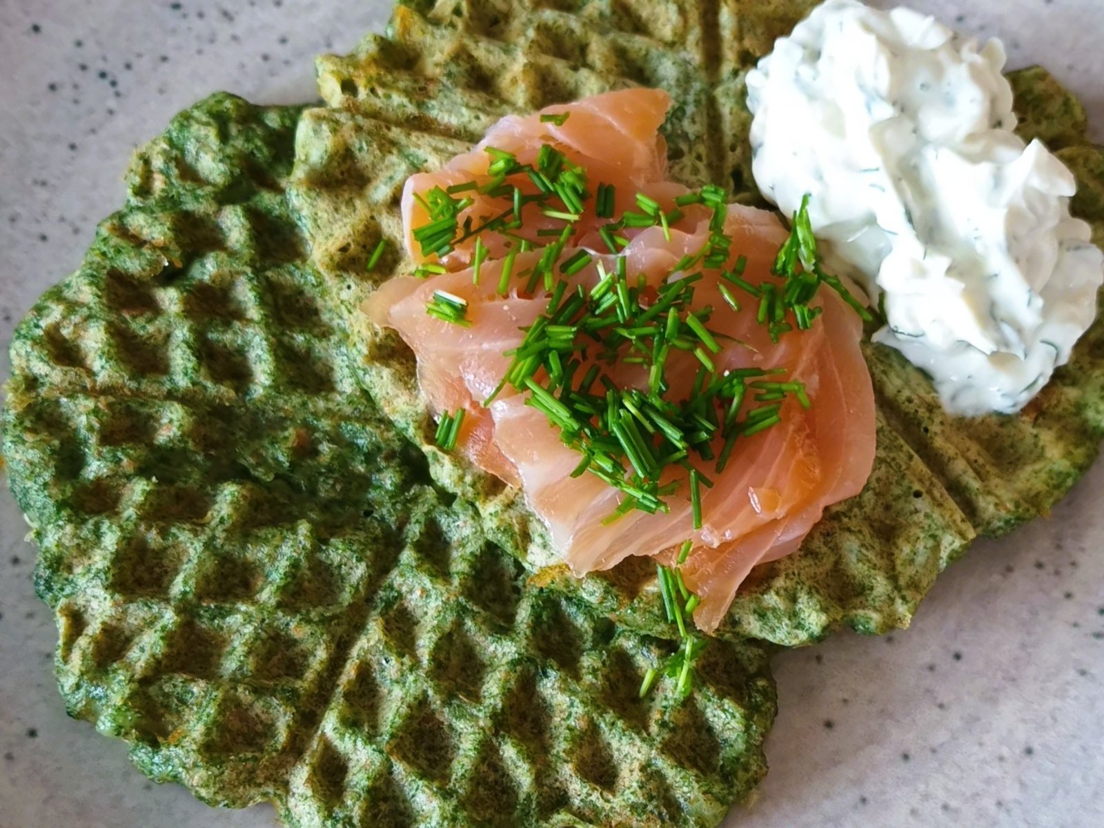 Spinatwaffeln mit Räucherlachs und Frischkäse-Dip