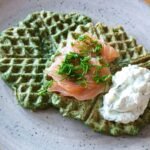 Spinatwaffeln mit Räucherlachs und Frischkäse-Dip