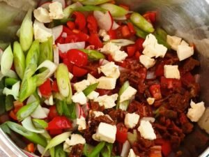 Nudelsalat mit Basilikum-Pesto und Balsamico Dressing