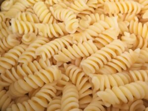 Nudelsalat mit Basilikum-Pesto und Balsamico Dressing