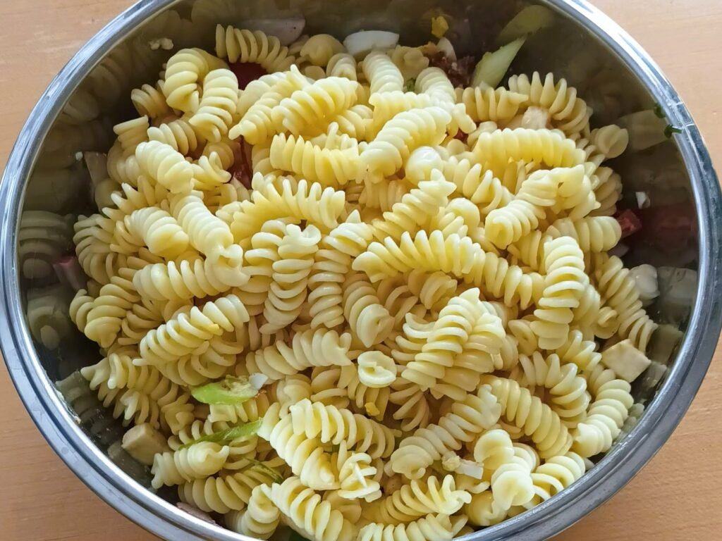 Nudelsalat mit Basilikum-Pesto und Balsamico Dressing