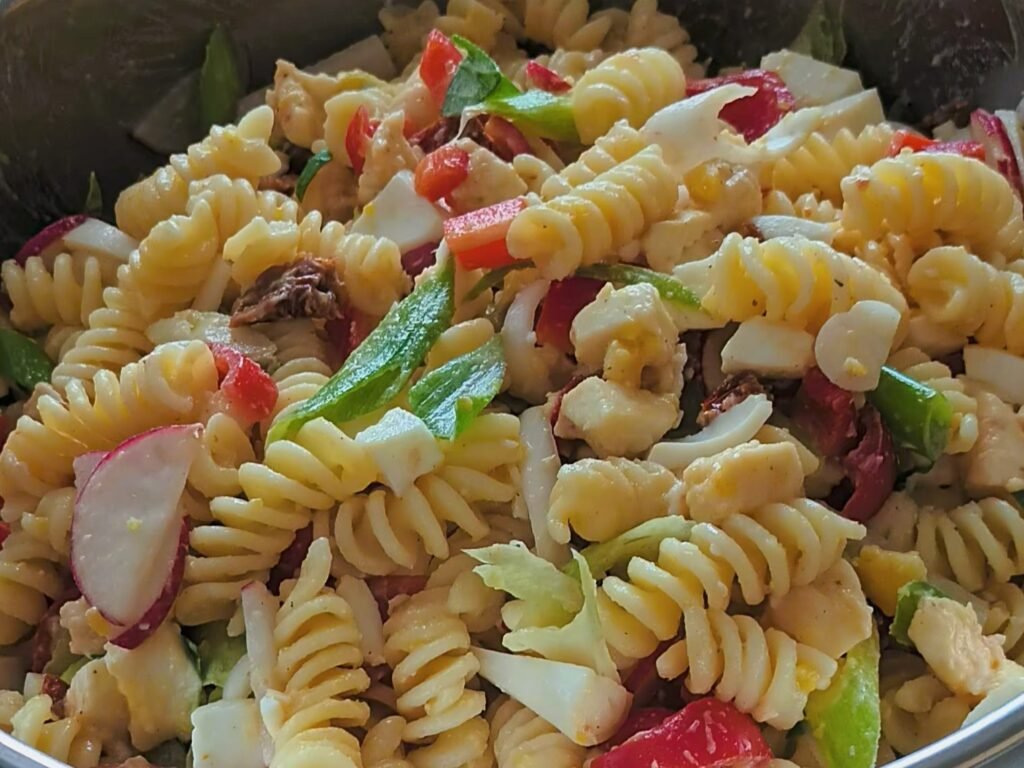 Nudelsalat mit Basilikum-Pesto und Balsamico Dressing