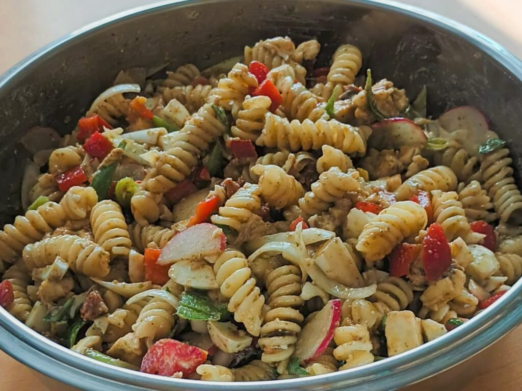 Nudelsalat mit Basilikum-Pesto und Balsamico Dressing