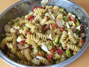 Nudelsalat mit Basilikum-Pesto und Balsamico Dressing