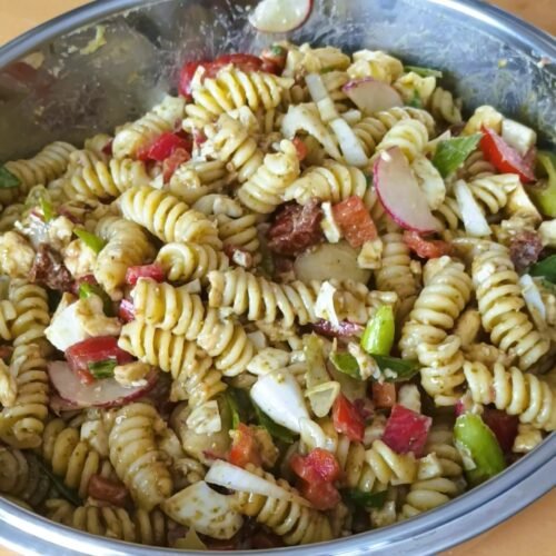 Nudelsalat mit Basilikum-Pesto und Balsamico Dressing