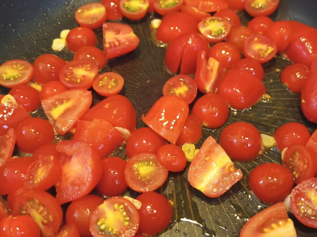Pasta mit Tomatensauce aus frischen Tomaten