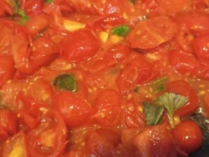 Pasta mit Tomatensauce aus frischen Tomaten