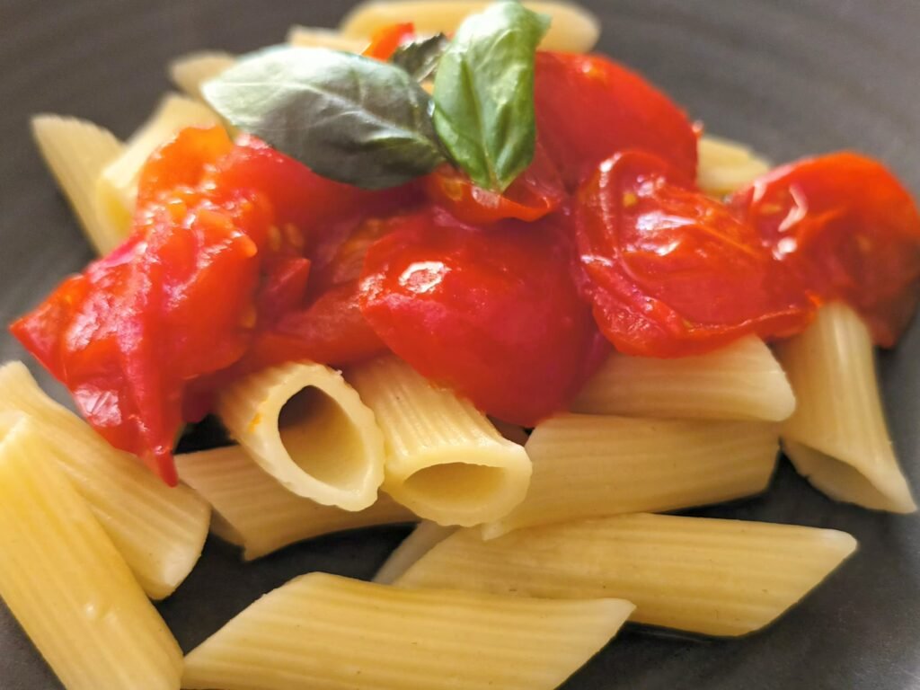 Pasta mit Tomatensauce aus frischen Tomaten