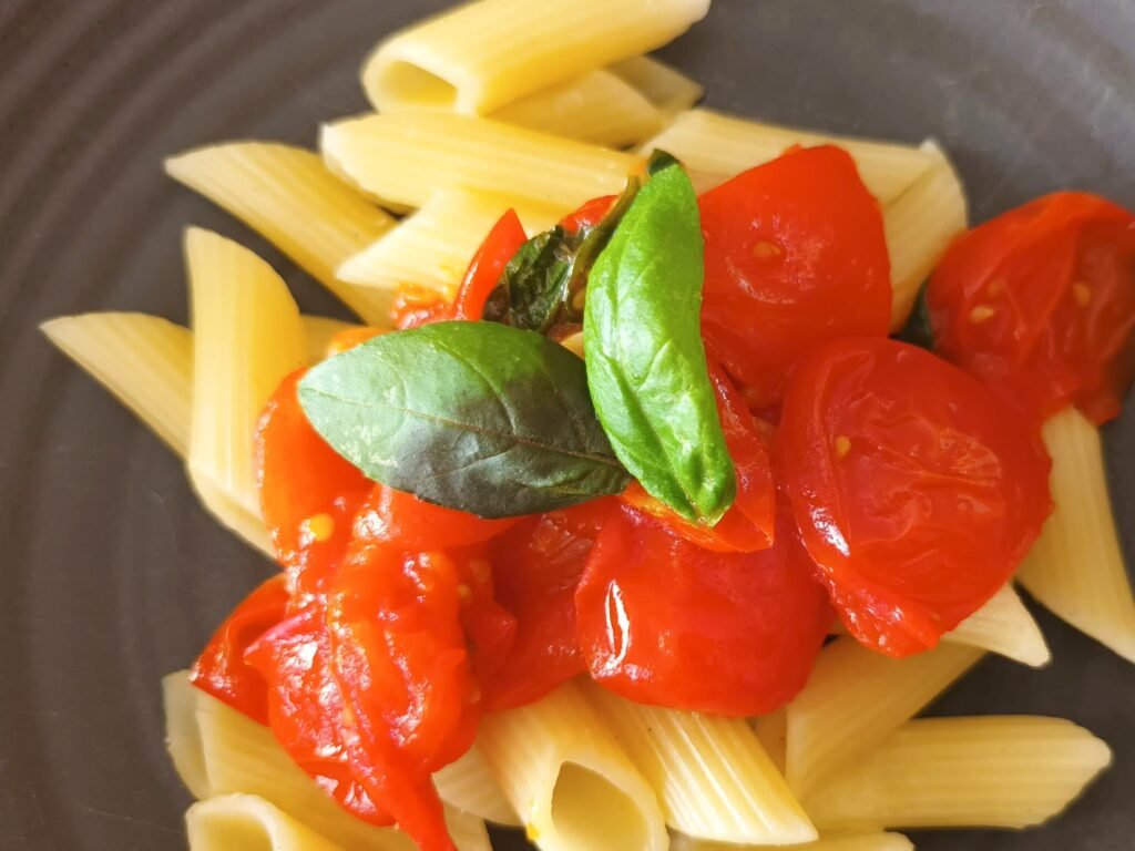 Pasta mit Tomatensauce aus frischen Tomaten