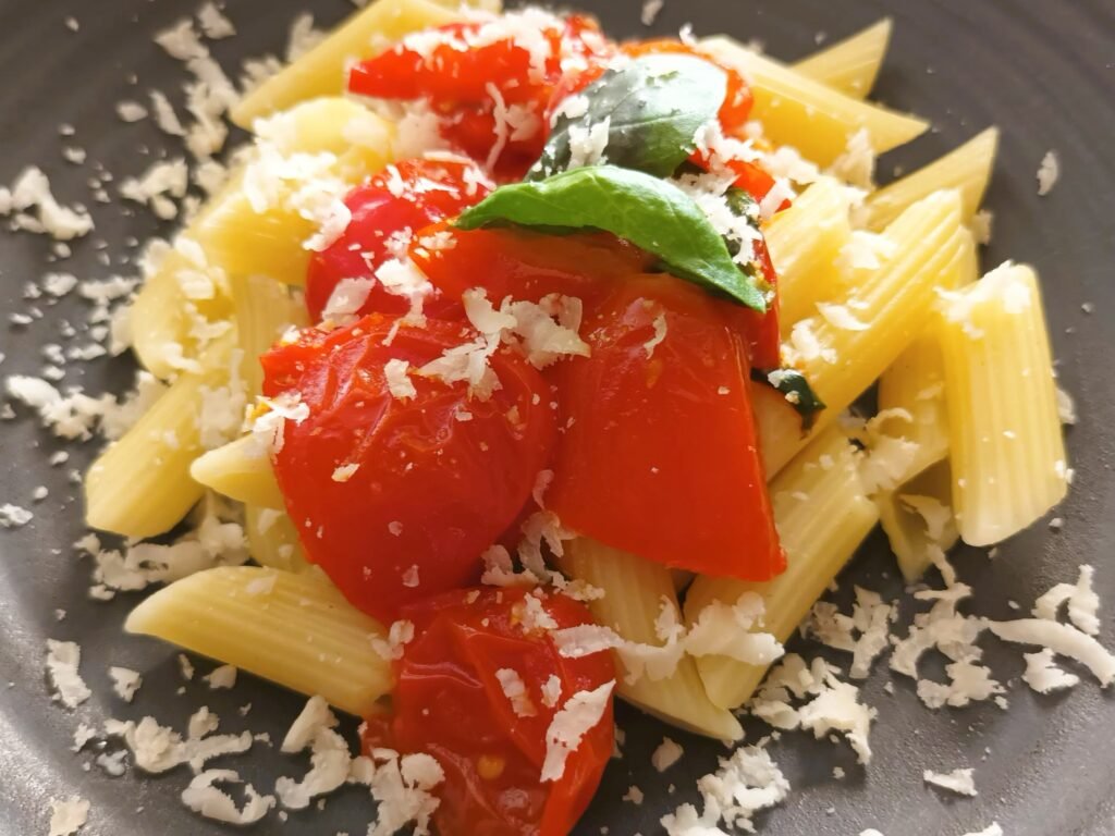 Pasta mit Tomatensauce aus frischen Tomaten