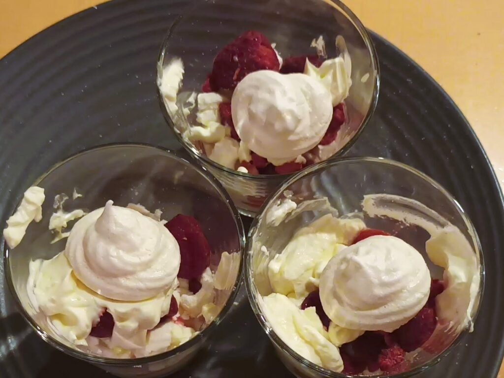 Himbeer-Baiser-Dessert mit Topfencreme