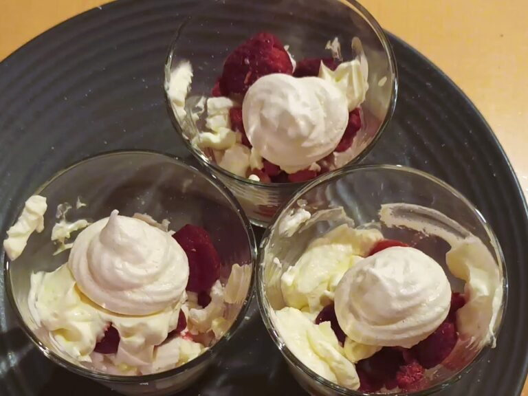 Himbeer-Baiser-Dessert mit Topfencreme