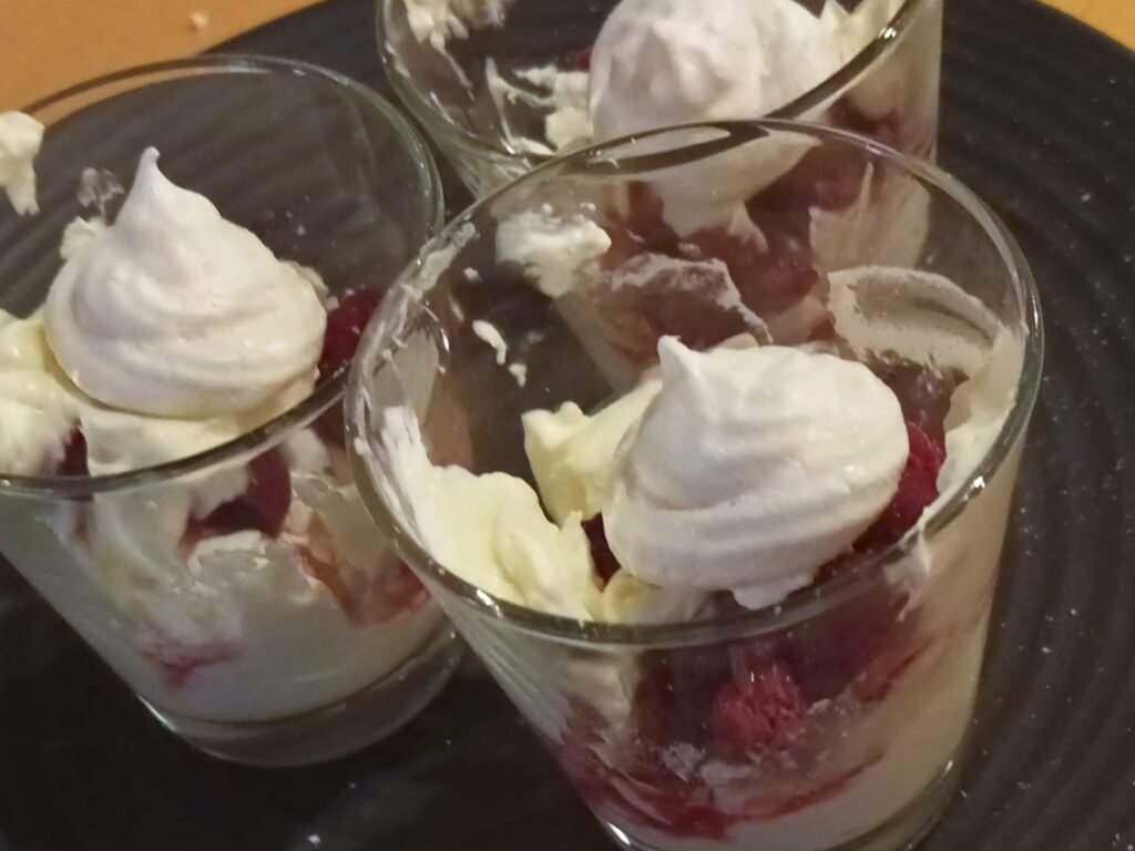 Himbeer-Baiser-Dessert mit Topfencreme