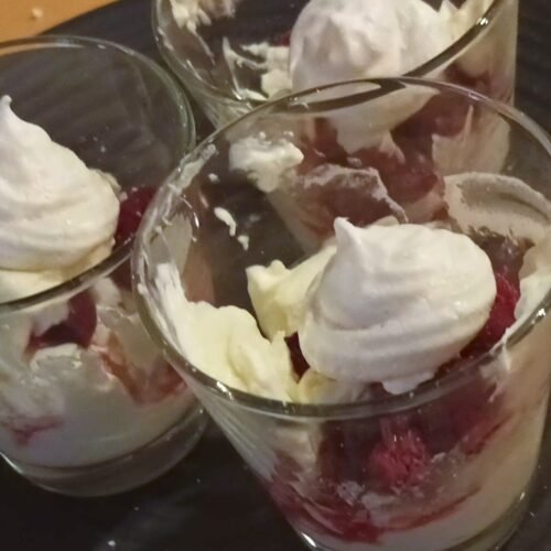 Himbeer-Baiser-Dessert mit Topfencreme