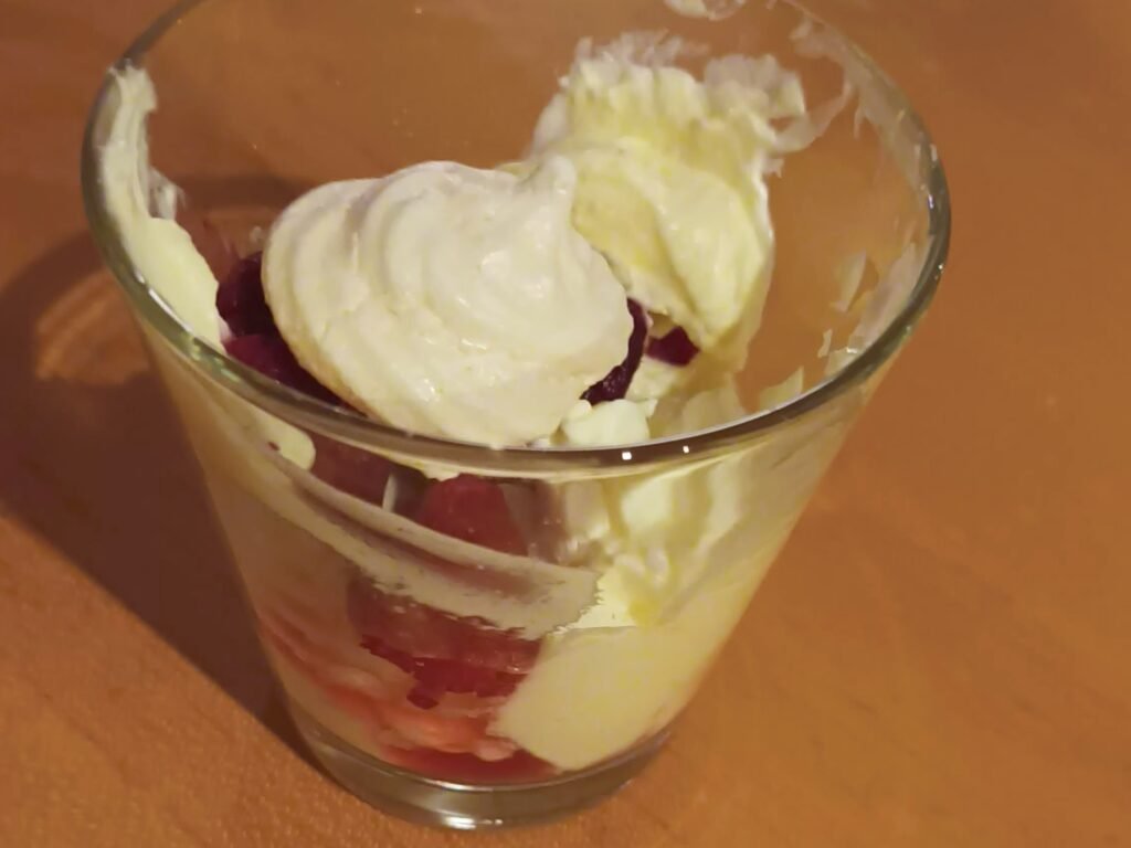 Himbeer-Baiser-Dessert mit Topfencreme