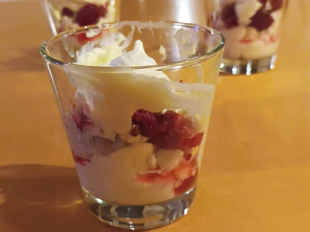 Himbeer-Baiser-Dessert mit Topfencreme