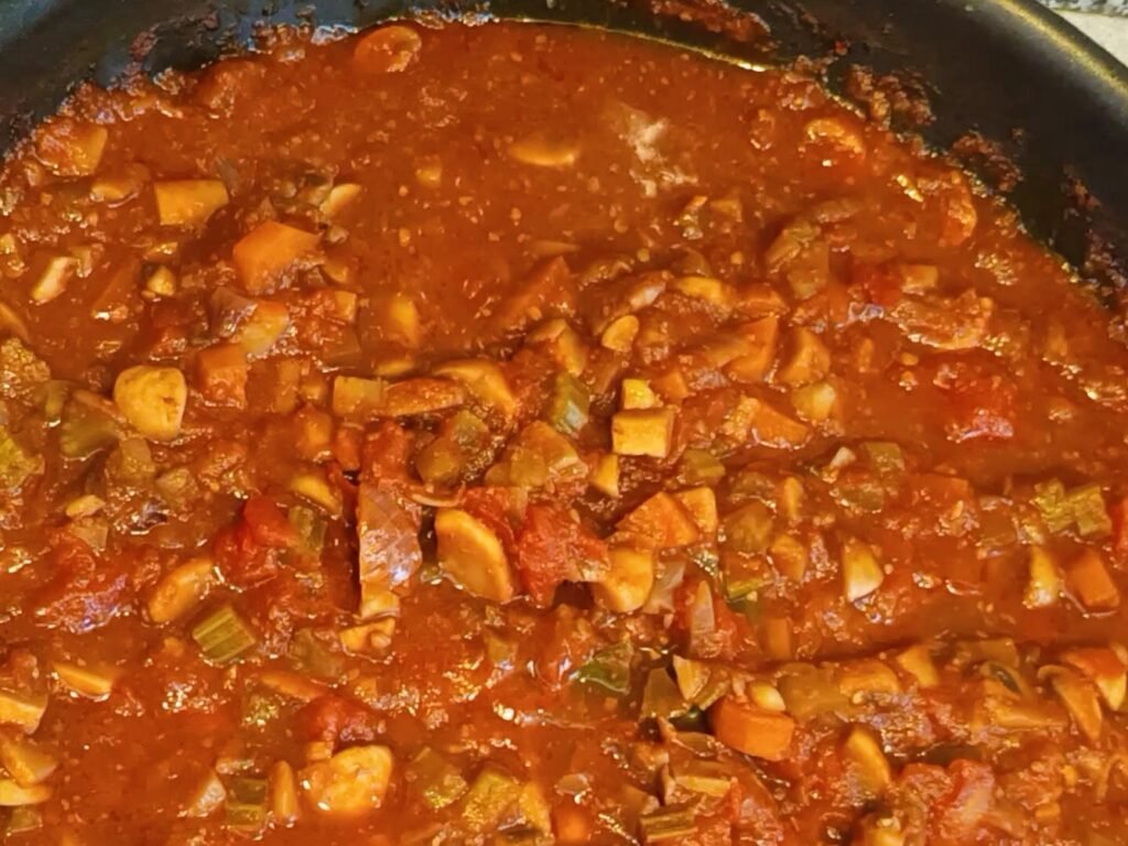 Vegane Bolognese mit Champignons und Walnüssen