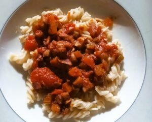 Vegane Bolognese mit Champignons und Walnüssen