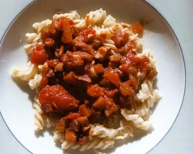 Vegane Bolognese mit Champignons und Walnüssen