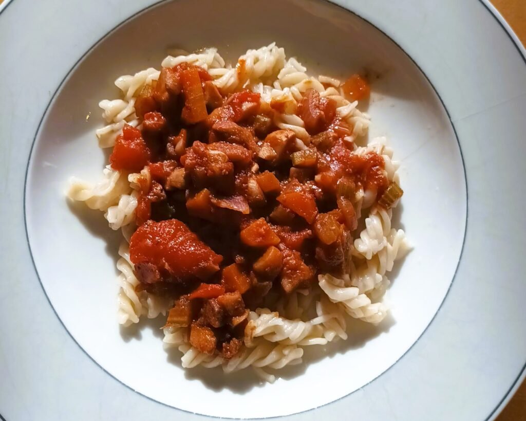 Vegane Bolognese mit Champignons und Walnüssen