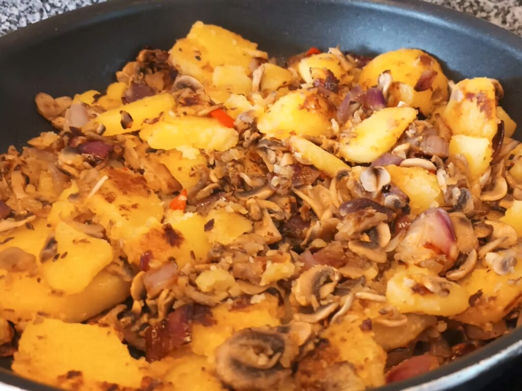 Bratkartoffeln mit Champignons und Zwiebeln