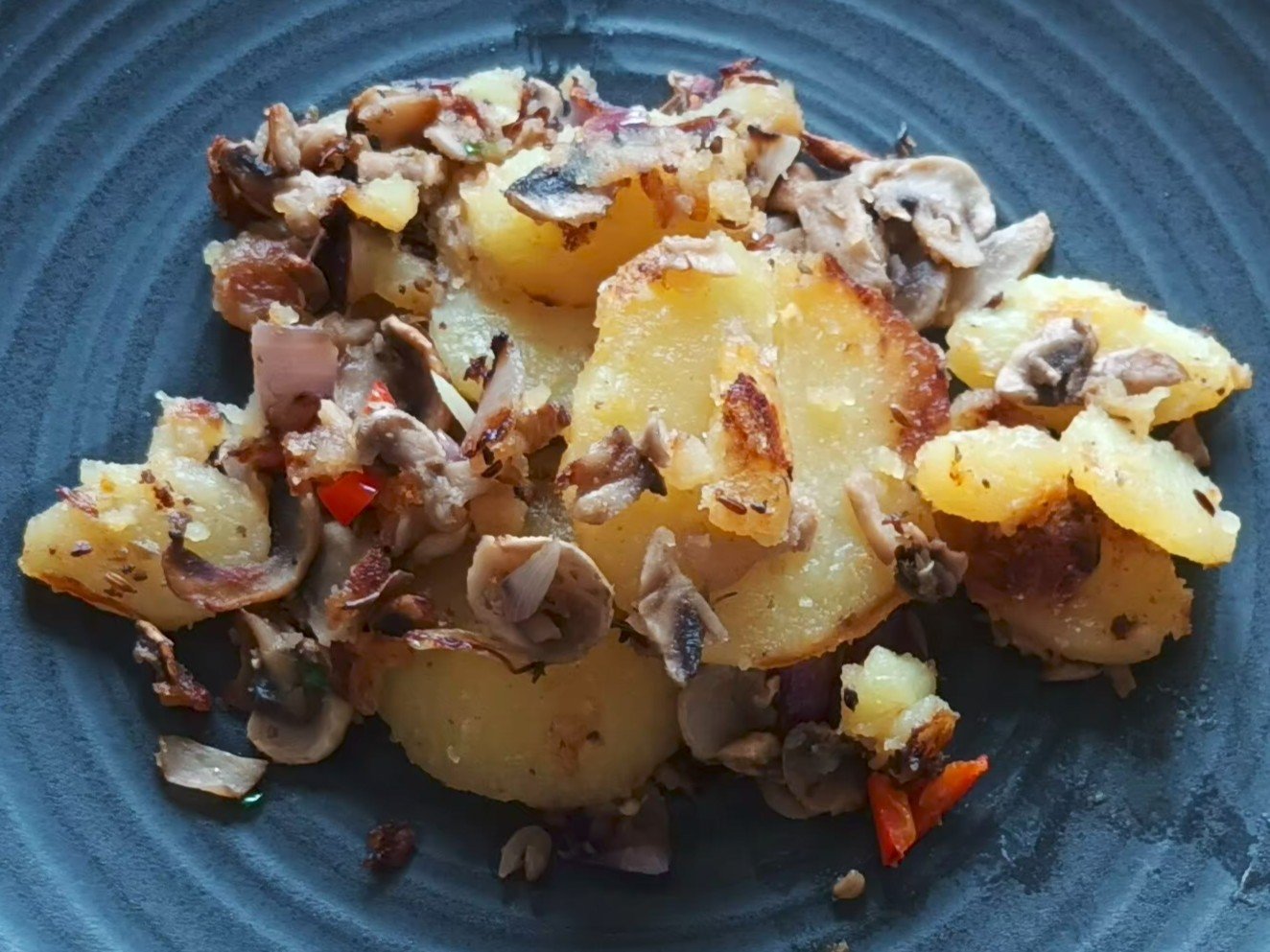 Bratkartoffeln mit Champignons und Zwiebeln