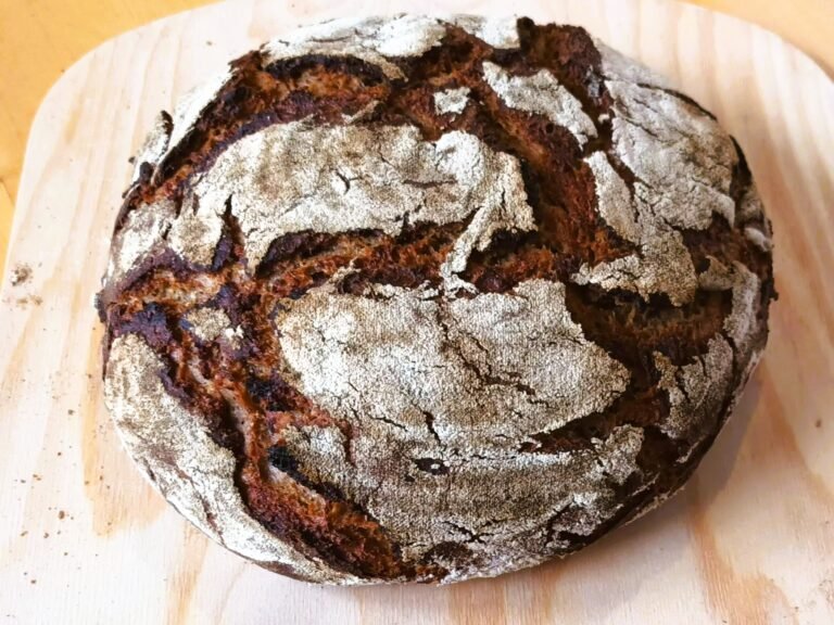 Vollkorn-Roggen-Mischbrot mit Sauerteig