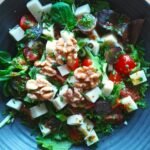 Salat mit Ziegenkäse, Walnüssen und Honig-Senf-Dressing