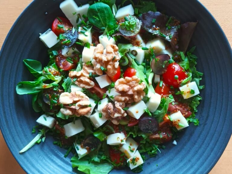 Salat mit Ziegenkäse, Walnüssen und Honig-Senf-Dressing