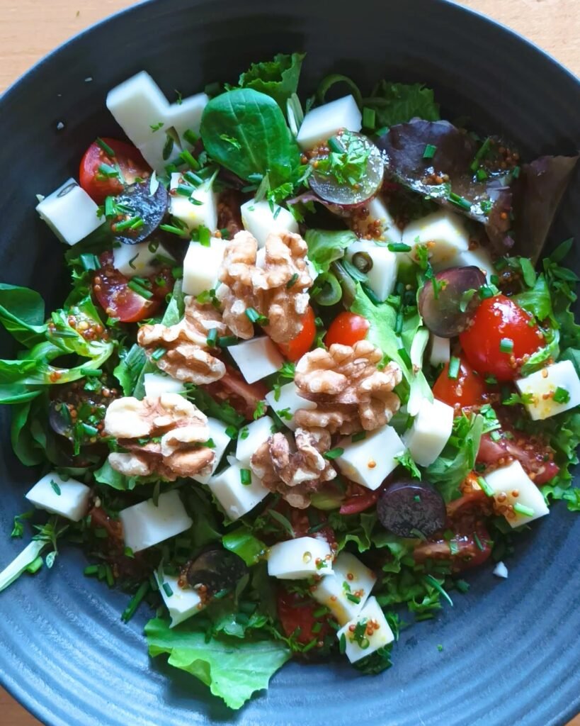 Salat mit Ziegenkäse, Walnüssen und Honig-Senf-Dressing