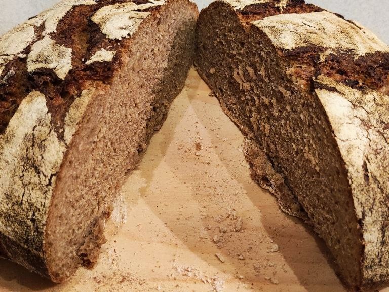 Vollkorn-Roggen-Mischbrot mit Sauerteig