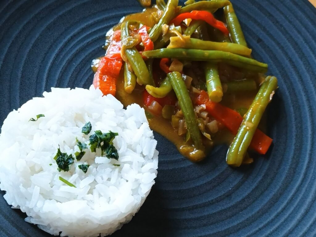 Einfaches Bohnencurry mit Kokosmilch
