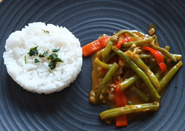Einfaches Bohnencurry mit Kokosmilch