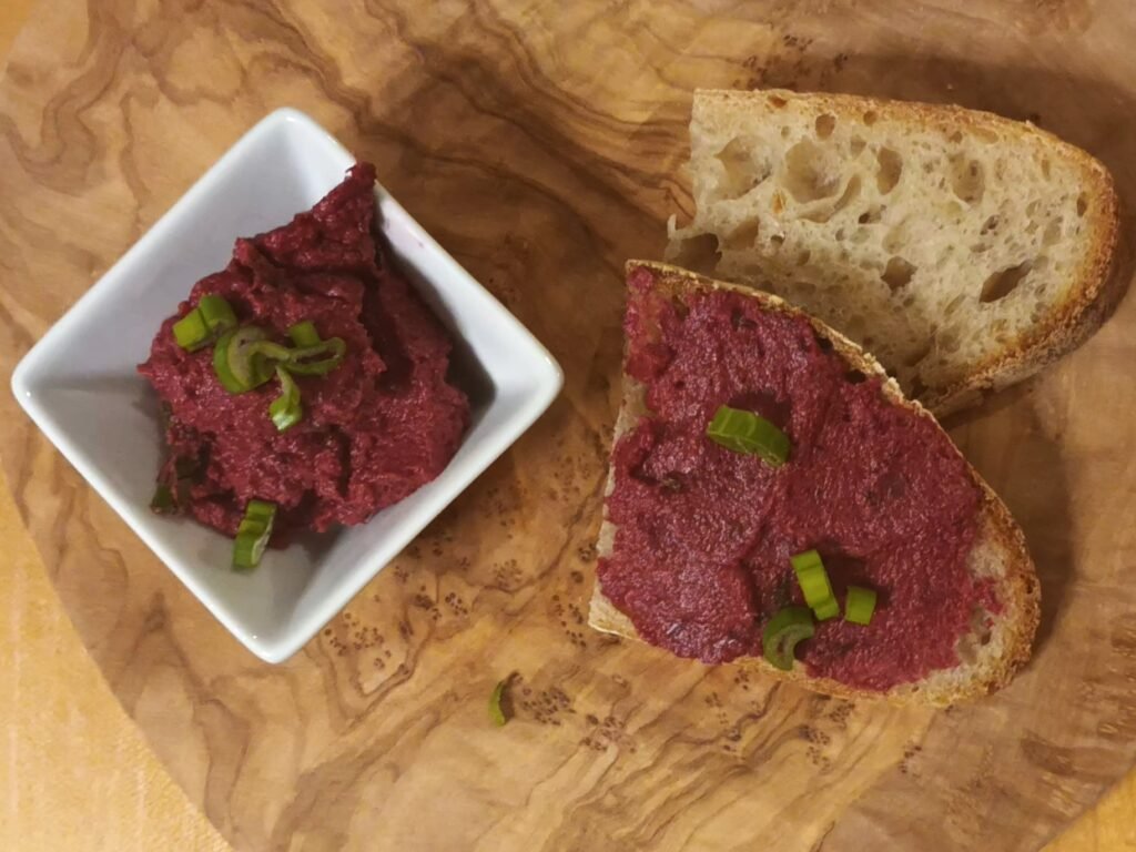 Rote Beete-Aufstrich mit Sonnenblumenkernen und Meerrettich