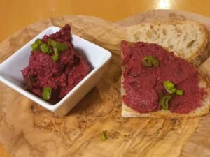 Rote Beete-Aufstrich mit Sonnenblumenkernen und Meerrettich